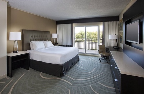 Lakeway Hotel | Relaxing King Balcony Room at Lakeway Resort & Spa