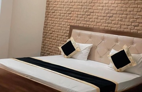 Taj Ganj Hotel | Family-Oriented Retreat at King Palace By GRB