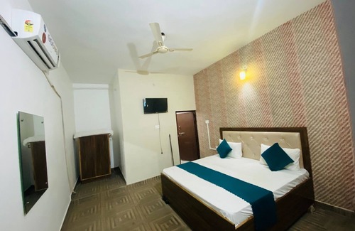 Taj Ganj Hotel | Family-Oriented Retreat at King Palace By GRB