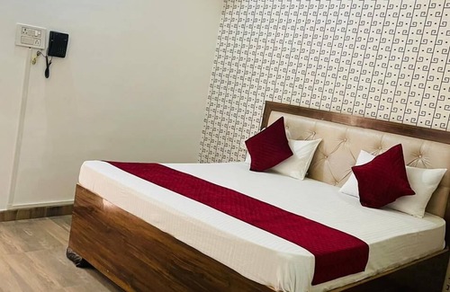 Taj Ganj Hotel | Family-Oriented Retreat at King Palace By GRB