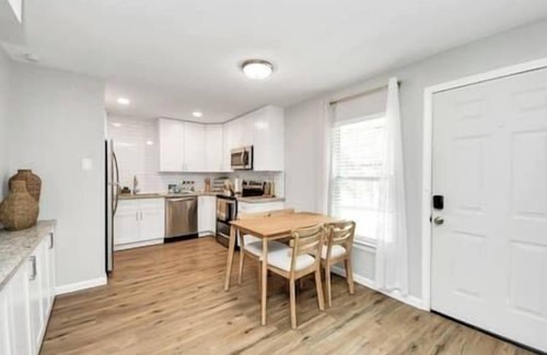 Greenway Plaza-Upper Kirby Apartment | King/QUEEN Bed, Fast Wi-Fi Central HTX