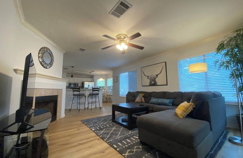 North Buttercup Creek House | King & queen beds. Oak trees. Free parking. Perfect location.