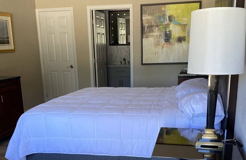 Wappapello Cabin | King & Queen Rooms with High-Speed Internet and Pool Access