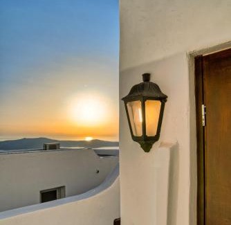 Imerovigli Bed & Breakfast | Exceptional King&Queen Suites with Hot Tub & Family Amenities