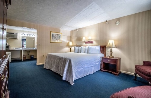 Ogunquit Cabin | Elegant King Room with Pool and Breakfast Amenities