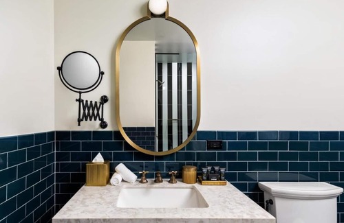 Downtown Nashville Hotel | Deluxe King Room with Kitchen & Family-Friendly Amenities