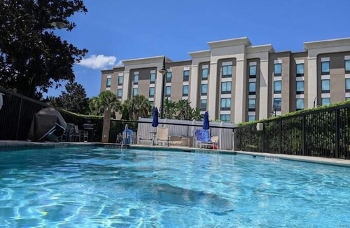 Apopka Apartment | King Room Near Boston Lobster Feast ORL