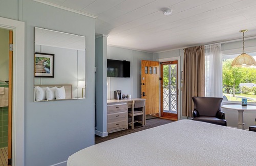 Bar Harbor Hotel | Indulge in a King Room with Breakfast Included