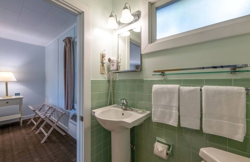 Bar Harbor Hotel | Indulge in a King Room with Breakfast Included