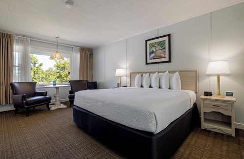 Bar Harbor Hotel | Indulge in a King Room with Breakfast Included