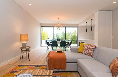 Cascais Apartment | Elegant King's Cascais Apartment with Oceanfront Views