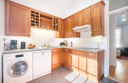 Angel Apartment | King's Cross Private Duplex: Ideal Family Retreat with Spa