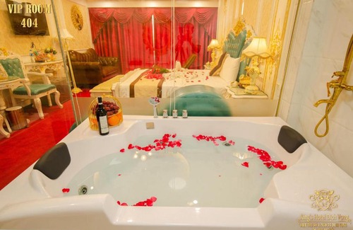 Dich Vong Hotel | Budget-Friendly Stay at King's Hotel Dịch Vọng with Hot Tub