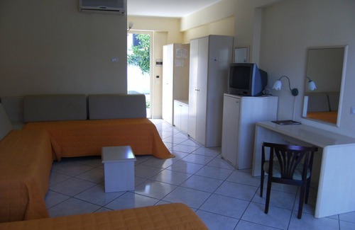 Fondachello Hotel | Relax at King’s House Hotel Resort with Ocean Views & Pool