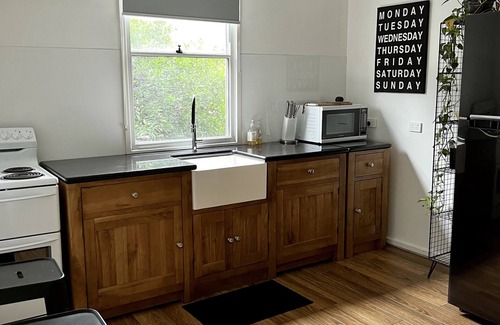 West Tamworth House | King's Park: Cozy 3 Bedroom Retreat with Free Wifi