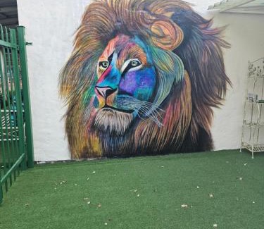 Centurion House | Welcoming King Sanctuary: Family-Friendly Getaway Awaits
