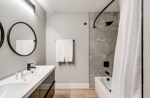 Original Town House | King Self Check-In: Family-Friendly with BBQ & 4 TVs