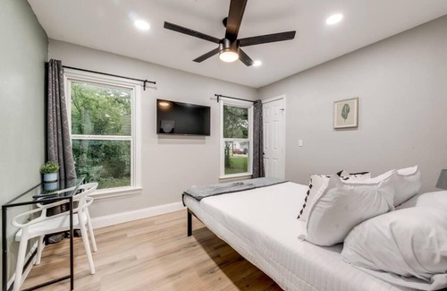 Original Town House | King Self Check-In: Family-Friendly with BBQ & 4 TVs