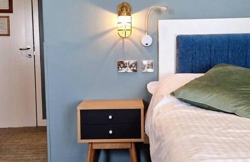 Sutton Cross Hotel | Experience King Sitric: Guest Rated 9.8 with Family-Friendly Amenities