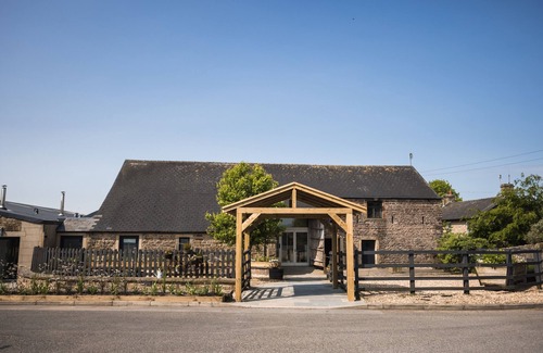 Clitheroe Apartment | Cozy King Bedroom with Private Bath and Family Amenities