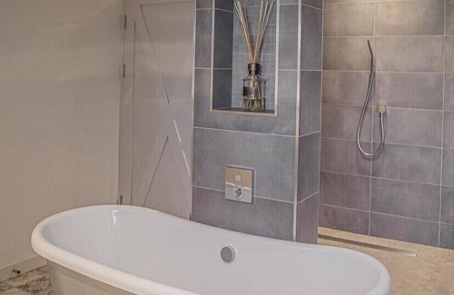 Clitheroe Apartment | Cozy King Bedroom with Private Bath and Family Amenities