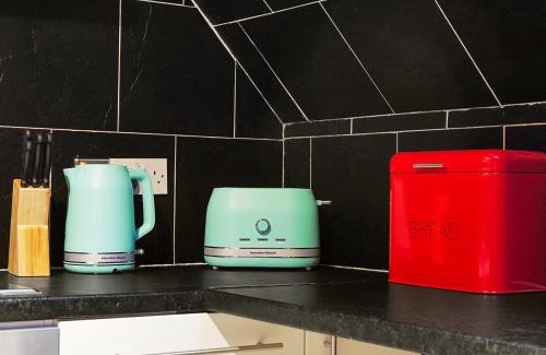 Spencers Wood Apartment | King Size beds, CCTV parking , Discounts