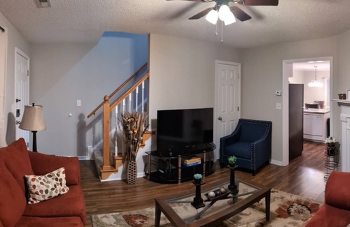 Winterville House | Elegant King Size Rooms with Dining & Prime Location