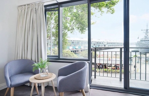 Woolloomooloo Apartment | Water View King Size Studio Steps from the City Life