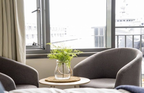 Woolloomooloo Apartment | Water View King Size Studio Steps from the City Life