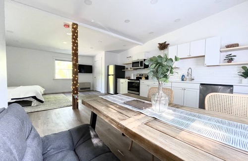 Topsham Apartment | Unwind at King Size Sun Rise Midcoast with Hot Tub & Spa