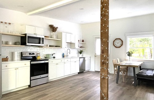 Topsham Apartment | Unwind at King Size Sun Rise Midcoast with Hot Tub & Spa
