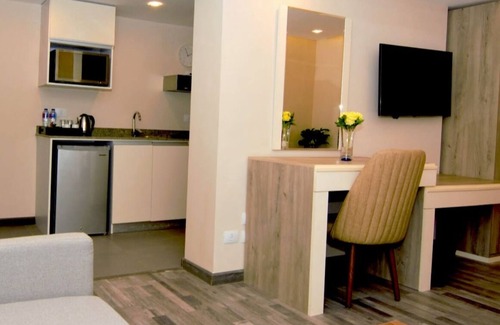 Heliopolis House | Convenient King Studio with Pool, 5 Minutes from Airport