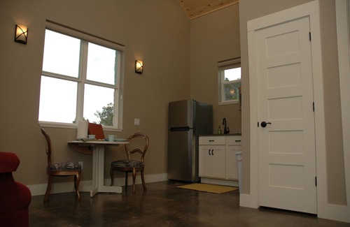 Dripping Springs House | Beautiful King Studio Casita with Spa & Pool at Willie