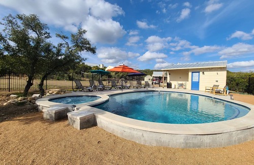 Dripping Springs House | Beautiful King Studio Casita with Spa & Pool at Willie