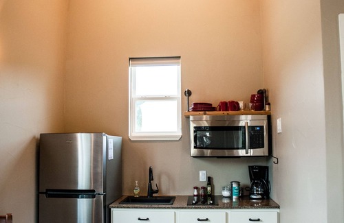 Dripping Springs House | Pet-Friendly King Studio Casita with Pool & Spa Access