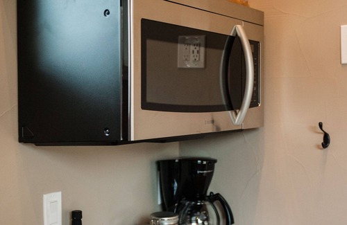 Dripping Springs House | Pet-Friendly King Studio Casita with Pool & Spa Access