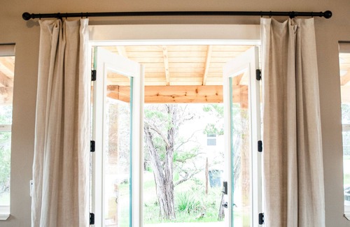 Dripping Springs House | Pet-Friendly King Studio Casita with Pool & Spa Access