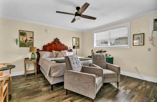 Safety Harbor Hotel | Top-Rated King Studio DT Safety Harbor with Kitchenette & Spa