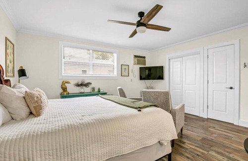 Safety Harbor Hotel | Top-Rated King Studio DT Safety Harbor with Kitchenette & Spa
