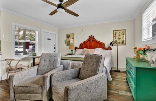 Safety Harbor Hotel | Top-Rated King Studio DT Safety Harbor with Kitchenette & Spa