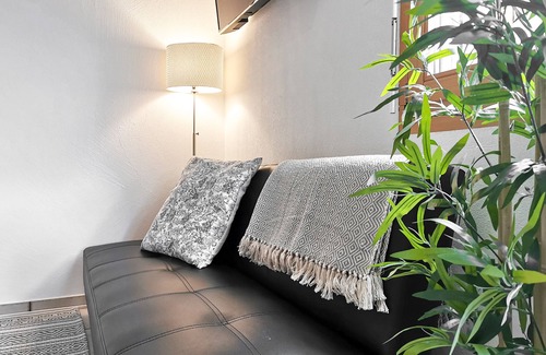 Flims Apartment | King Studio with Kitchen & Convenient Free Parking