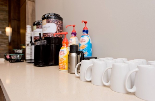 Humble Apartment | King Studio with Pool Access & Free Daily Breakfast Await!