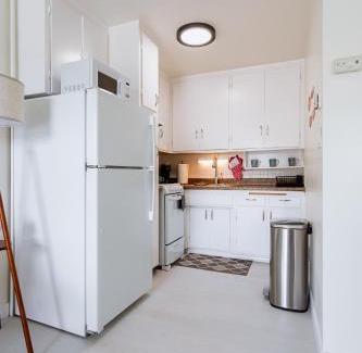 South Oceanside Apartment | King Suite - 2min Walk to Beach Close to Downtown!