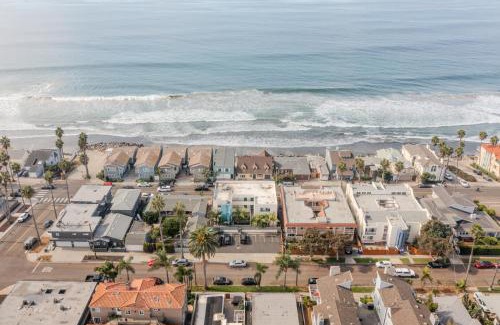 South Oceanside Apartment | King Suite - 2min Walk to Beach Close to Downtown!