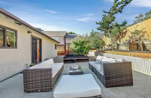 Castro Valley House | Family-Friendly King Suite with 5 Queen Beds in Modern Home