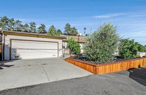 Castro Valley House | Family-Friendly King Suite with 5 Queen Beds in Modern Home