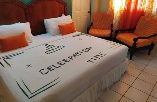 Scarborough Hotel | Comfortable King Suite at Bellissimo with Breakfast Included
