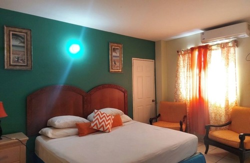 Scarborough Hotel | Comfortable King Suite at Bellissimo with Breakfast Included