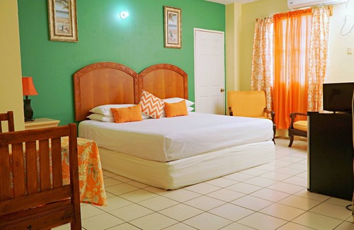 Scarborough Hotel | Comfortable King Suite at Bellissimo with Breakfast Included