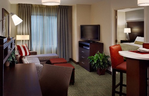 Sterling Heights Condo | King Suite with Breakfast & Indoor Pool Access - Rated 10/10